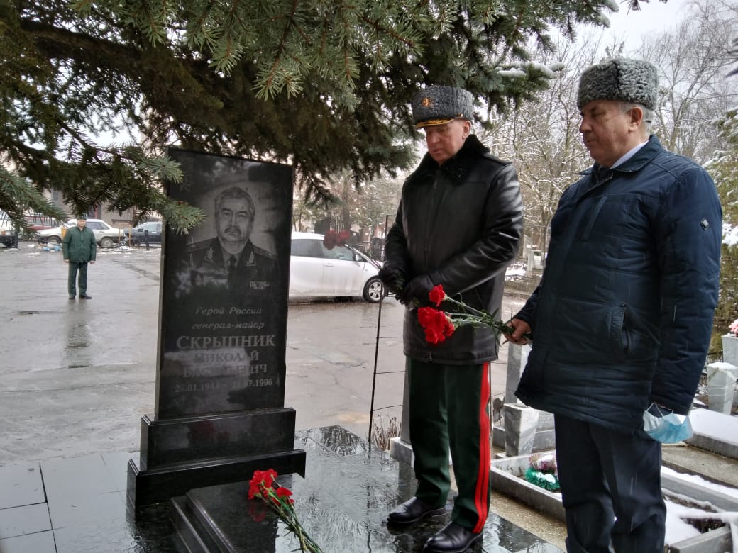Григорий Фоменко принял участие в возложении венков и цветов на Аллее Героев